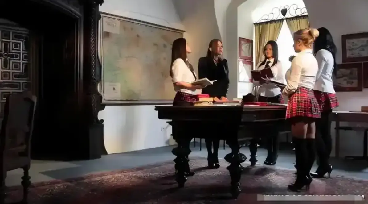 《俄罗斯美女学院》HD无删减在线观看-俄罗斯校园恋爱喜剧电影-埃米尔·托里耶夫导演作品-美女如云视觉审美-全集免费播放资源