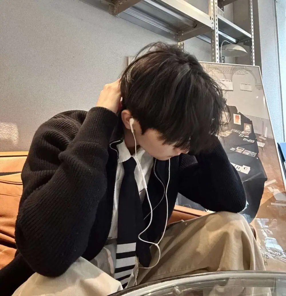 《舍友by不吃姜》相关资源图片