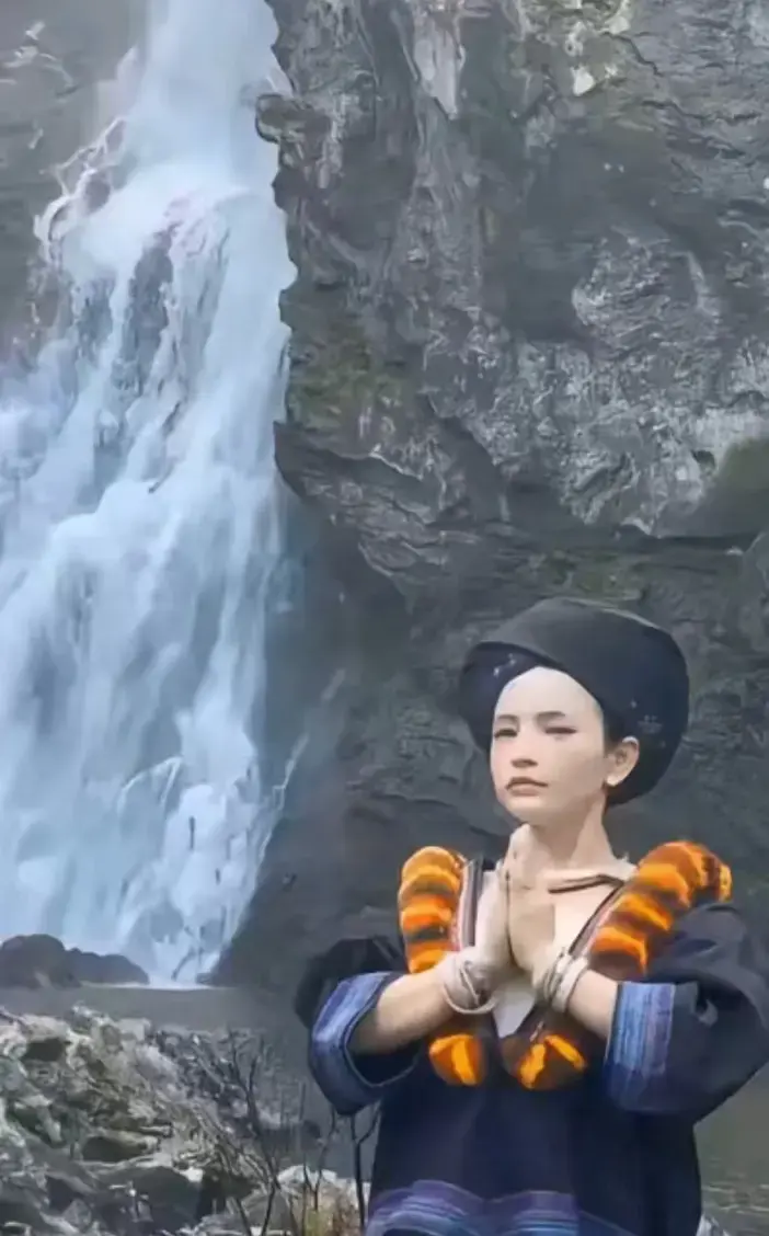 《高山流水遇瀑布》原视频1080P高清画质-高山流水遇瀑布原声无广告在线观看-彝族姑娘山泉下躬身行礼视频迅雷夸克下载